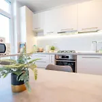 Modern Apollus Avenue - By Openhouse Apartments