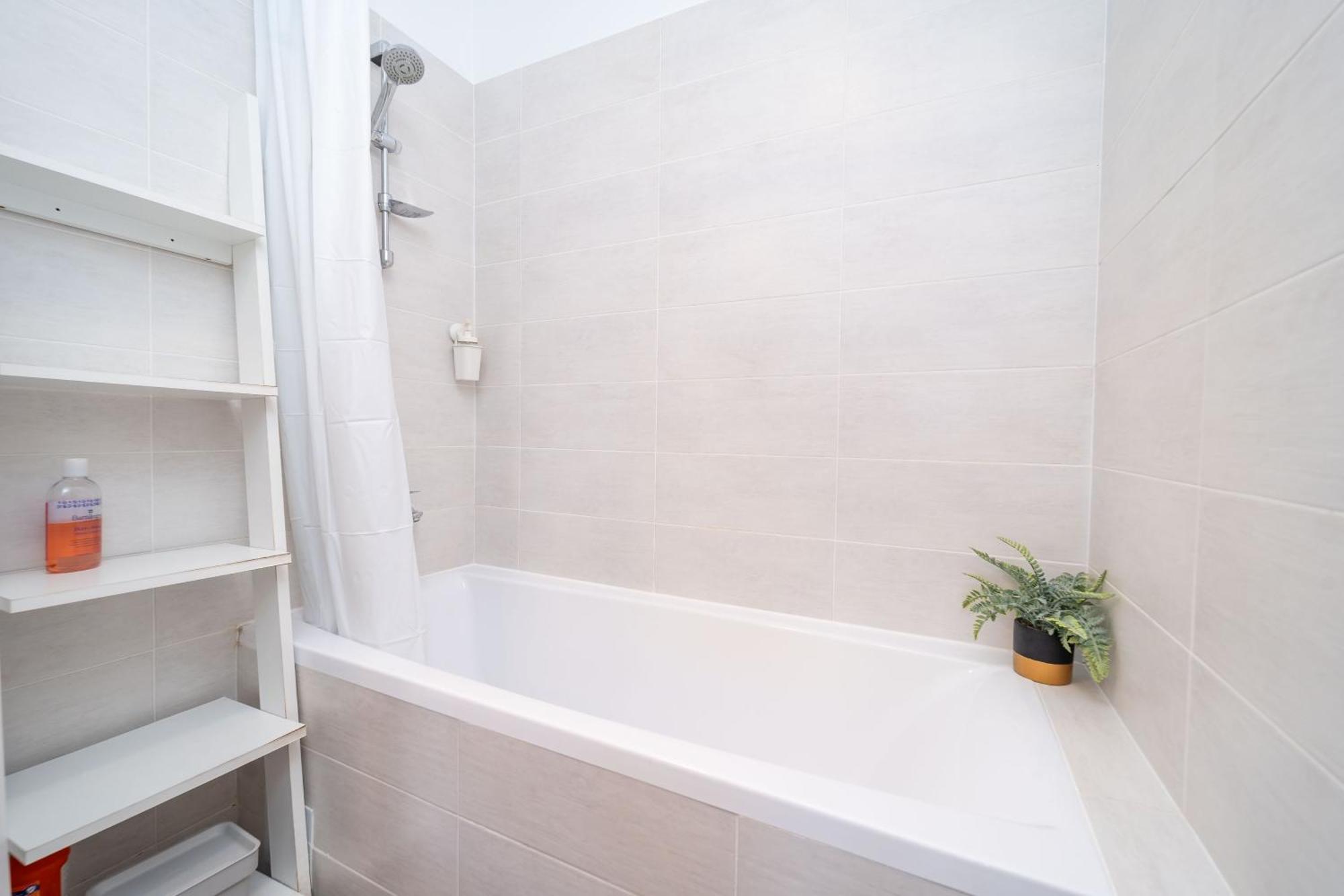 Modern Apollus Avenue - By Openhouse Apartment *